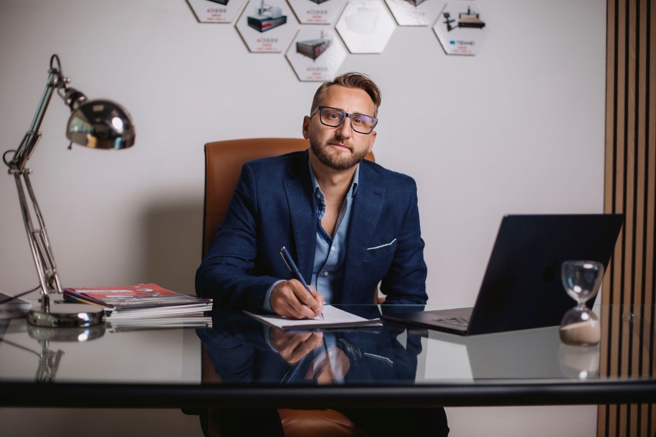 Angelo Cava alla scrivania che scrive
