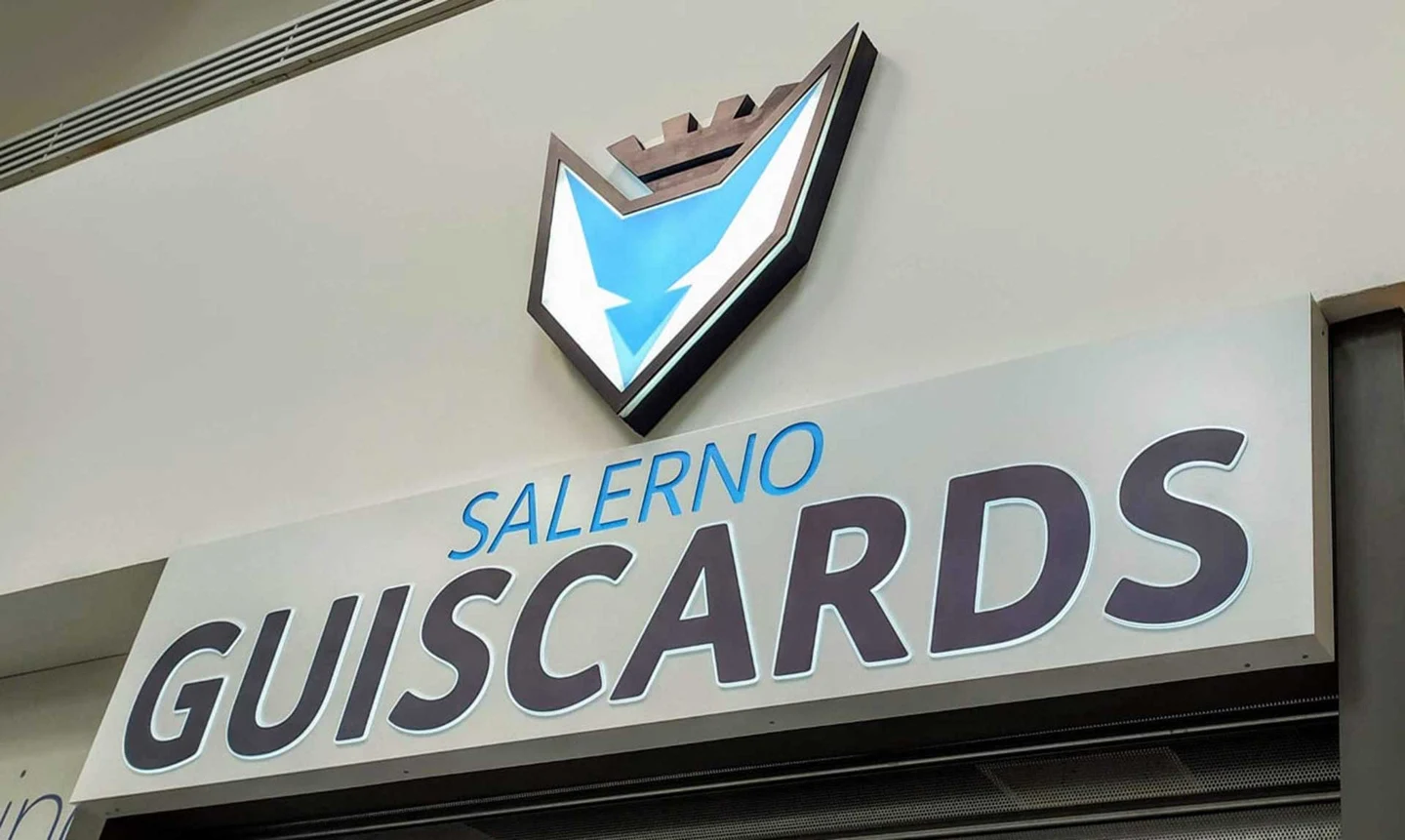 Profiled illuminated sign in Dibond and acrylic
