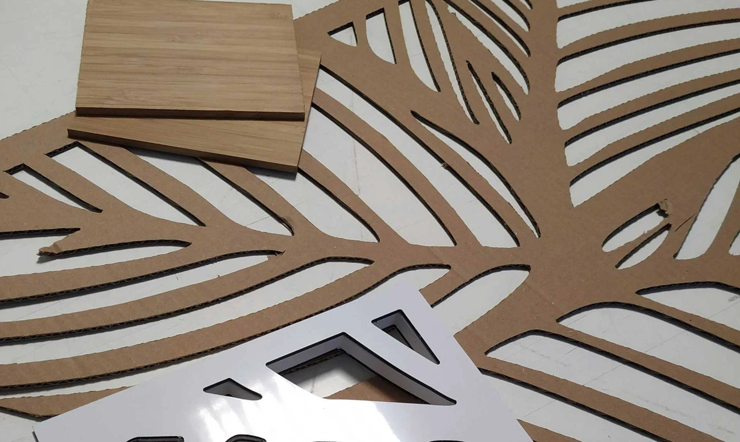 Visual-merchandising objects in Dibond, Forex, cardboard and teak
