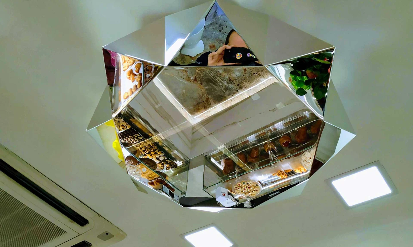 Diamond-shaped feature made from mirrored Dibond