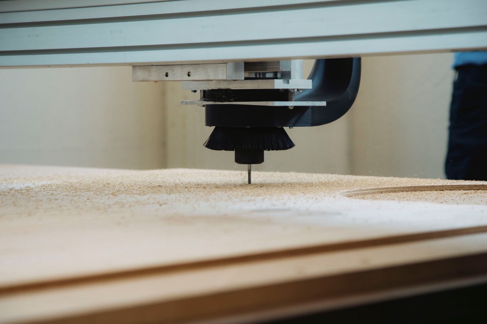 La fresa lavora un pannello di legno con i trucioli