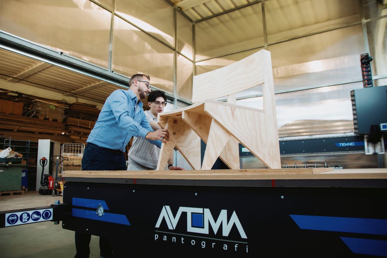 Sedia di legno fresata
