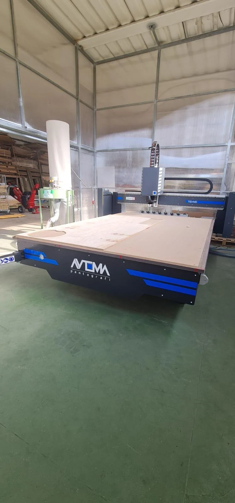 Front view of TEKNO showing the gantry, spindle and Made in Italy plate