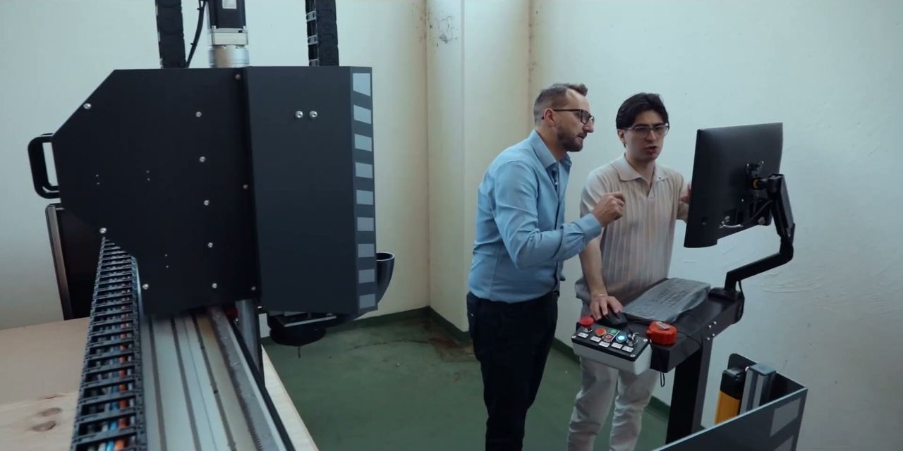 Angelo con un cliente alla TEKNO