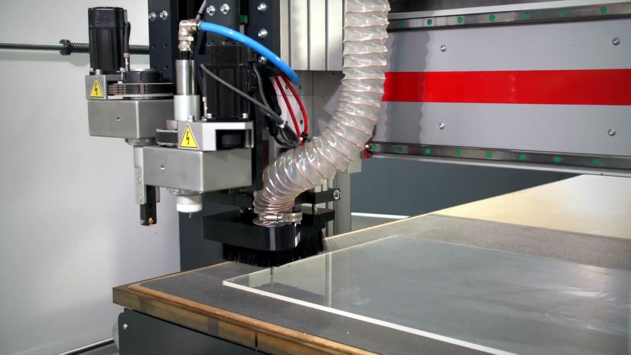 La fresa lavora una lastra di plexiglas