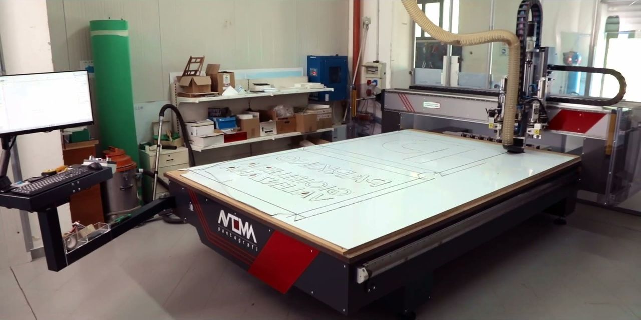 VISIO Pro in the workshop with a printed panel on the bed