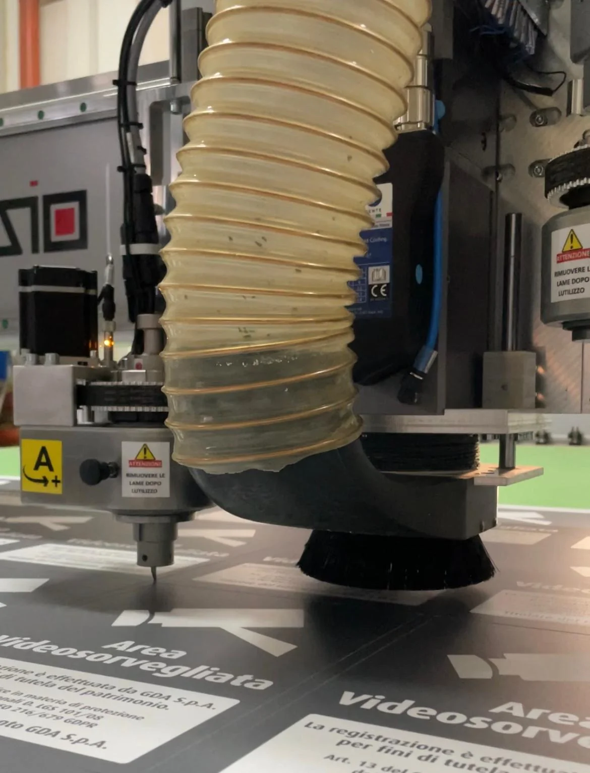 The VISIO Pro knife cutting a panel